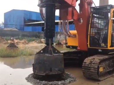 DR-160旋挖钻机雨中打混凝土
